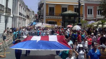 Los manifestantes subieron desde el Capitolio por la calle de San Francisco hasta La Fortaleza en San Juan desplegando una gigantesca bandera puertorriqueña.