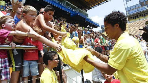 El mexicano en su presentación con la afición del Villarreal.