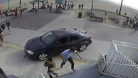 Las autoridades revisaban ayer  cámaras de seguridad instaladas en los negocios cercanos al inicidente para recoger evidencia en contra de Nathan Campbell, detenido con una fianza de un millón de dólares.