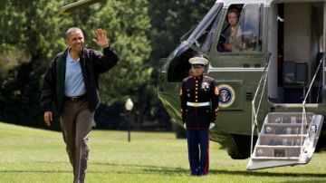 El presidente  Barack Obama a su regreso a la Casa Blanca, ayer domingo, tras celebrar su cumpleaños en Camp David, Maryland, junto con amigos de su infancia.
