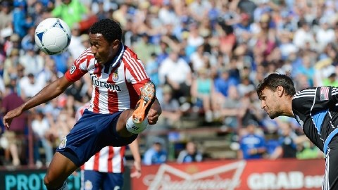 El cañonero Chris Wondolowski (der.) fue el verdugo de  Chivas USA, que sumaron otra derrota la noche del sábado en San José.