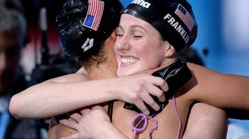 Missy Franklin (der.) abraza a Megan Romano luego que Estados Unidos ganara la prueba de relevos del 4x100 combinados.