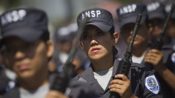 Alumnos de la Academia Nacional de Seguridad Publica participan en el desfile de la policía en el marco de las fiestas en honor del Divino Salvador del Mundo.
