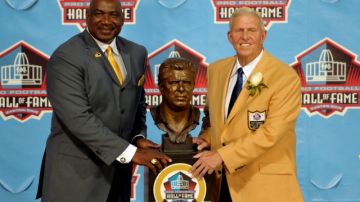 El busto de Bill Parcells (der.) es exhibido  durante la ceremonia de inducción de los nuevos integrandes al Salón de la Fama de  la NFL.