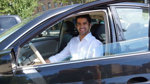 "Estoy feliz trabajando como taxista, a pesar  de que es duro, sacrificado y tengo que dedicarle muchas horas al día...", dijo Taveras.