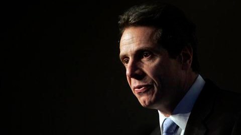 El gobernador Andrew Cuomo firmó una orden ejecutiva para garantizar que inmigrantes reciban, en los seis idiomas más hablados, los servicios de agencias estatales.