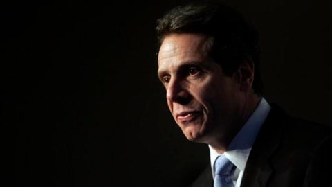 El gobernador Andrew Cuomo firmó una orden ejecutiva para garantizar que inmigrantes reciban, en los seis idiomas más hablados, los servicios de agencias estatales.