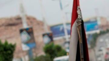 Un soldado de Yemen inspecciona un vehículo en un punto de chequeo en la embajada de EEUU en Sanaa.