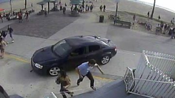 Imagen de cámara de seguridad muestra a gente tratando de escapar del conductor que atropellaba a la gente en el malecón de Venice.