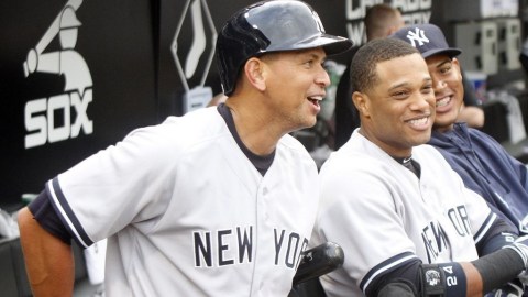 Rodríguez y Canó sonríen en el dogout; Alex dijo sentirse 'bien' al final del partido.