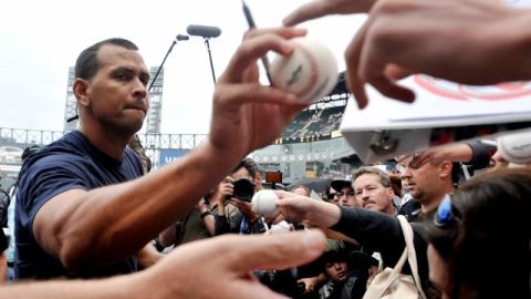 La tercera base de los Yankees confirmó que apelará la sanción. En la foto, el toletero junto a seguidores en el U.S. Cellular Field, de Chicago.