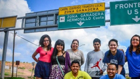 Grupo de 'dreamers' posa cerca de la frontera con EEUU.