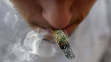 Un hombre fuma un cigarrillo de marihuana, en una manifestación  pidiendo la despenalización del consumo de esta droga en Ciudad de México.
