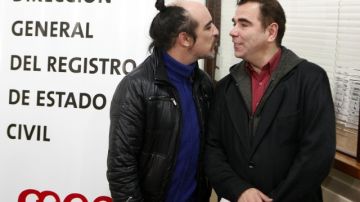 Rodrigo Borda (d) y Sergio Miranda (i) posan luego de cumplir el trámite de incribirse para contraer matrimonio en el Registro Civil uruguayo en Montevide.