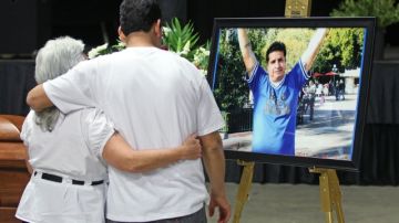 Una pareja muestra sus respetos durante una  ceremonia realizada el 8 de mayo para rendirle tributo al fallecido  árbitro Ricardo Portillo, quien murió  debido a los golpes provocados por un joven futbolista.