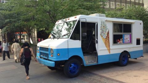 Desde el vehículo, Gatas suministraba cocaína y pastillas de Oxicodona.