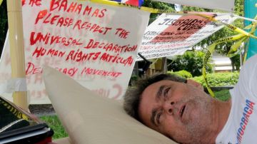 El activista Ramón Saúl Sánchez cumplió este martes su décimo segundo día de huelga de hambre en apoyo a los migrantes cubanos.