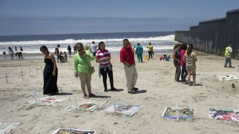 Varias cruces y fotografías de indocumentados que murieron en los últimos tres años en la frontera colocadas en una playa de Tijuana, México.