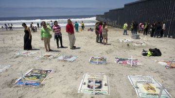 Varias cruces y fotografías de indocumentados que murieron en los últimos tres años en la frontera colocadas en una playa de Tijuana, México.