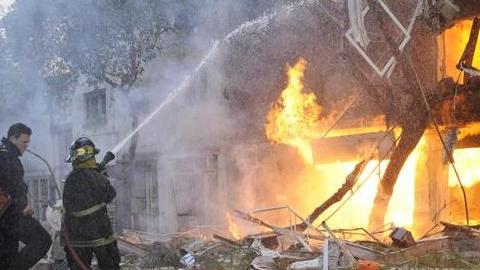 Bomberos intentan controlar el incendio que provocó la explosión del edificio en la ciudad de Rosario.