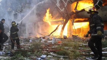 Bomberos intentan controlar el incendio que provocó la explosión del edificio en la ciudad de Rosario.