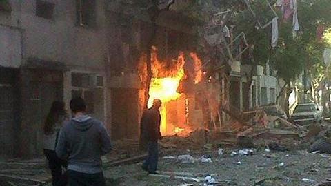 Varios testigos indicaron que las calles aledañas al edificio estaban repletas de vidrios producto de la explosión.