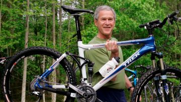 El expresidente George W. Bush había disfrutado hasta ahora de buena salud e incluso es un asiduo a montar bicicleta.