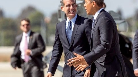 El alcalde Eric Garcetti le da la bienvenida a Los Ángeles al presidente Obama.