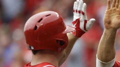 Votto (19) felicita a Jay Bruce luego de que el segundo conectara cuadrangular de dos carreras.