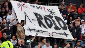 En Chicago rivales de los Yankees sacaron una pancarta en contra de A-Rod,  poniéndole un asterisco a los 647 jonrones del tercera base neoyorquino.