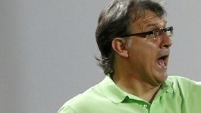 El técnico argentino Gerardo "Tata" Martino, no dejó de dar indicaciones durante el partido entre Barcelona y la selección de Tailandia