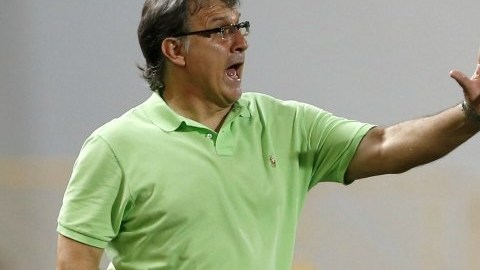 El técnico argentino Gerardo "Tata" Martino, no dejó de dar indicaciones durante el partido entre Barcelona y la selección de Tailandia