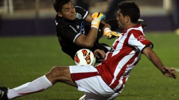 Sebastián Taborda (d) de River de Uruguay, anota pese al esfuerzo del arquero  Jorge Ruth del Blooming de Bolivia, que cayó  goleado por 4-0.
