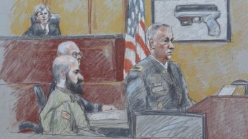 Nidal Malik Hasan se representará a sí mismo en el juicio. En el boceto de la corte también aparecen   al fiscal militar coronel Steve Henricks  y la jueza Tara Osborn.