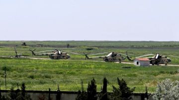 Helicópteros militares sirios en la base aérea de Mannagh en la provincia de Aleppo.
