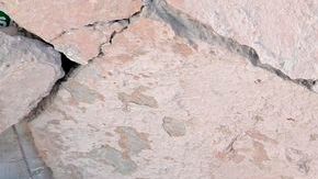 Un rescatistas participa en la búsqueda entre los escombros de las 13 personas que se reportaron desaparecidas tras la explosión.