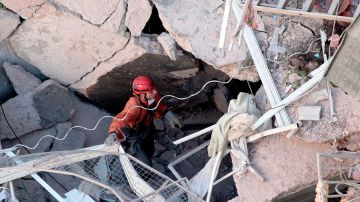 Un rescatistas participa en la búsqueda entre los escombros de las 13 personas que se reportaron desaparecidas tras la explosión.