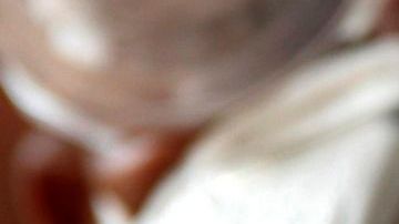 Hasta el momento no había pruebas de que una persona pudiera contagiarse de gripe aviar de otro enfermo, pues los casos localizados hasta ahora correspondían al contacto con aves.