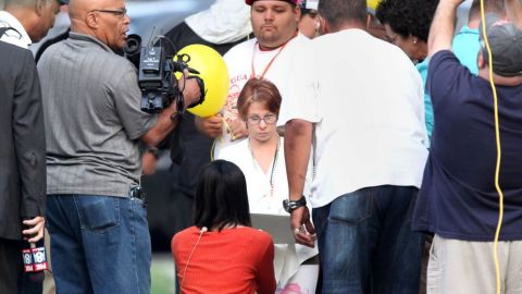 Una de las secuestradas por Ariel Castro, Michelle Knight, presenció este miércoles la demolición de la casa en Cleveland.