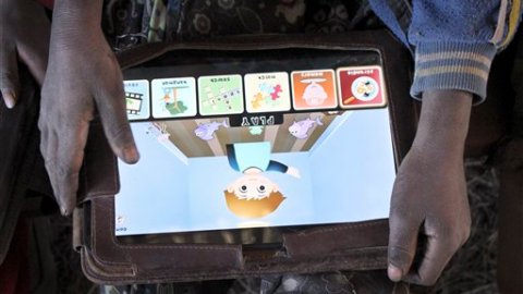 La organización refiere que las apps no enseñan, y la publicidad engaña a los padres.