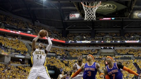 Paul George (24) fue la figura de los Pacers de Indiana cuando eliminaron a los Knicks.  Carmelo Anthony (7) y Kenyon Martin (3) están atentos al rebote.