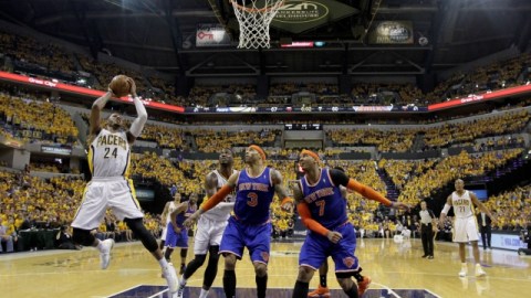 Paul George (24) fue la figura de los Pacers de Indiana cuando eliminaron a los Knicks. Carmelo Anthony (7) y Kenyon Martin (3) están atentos al rebote.
