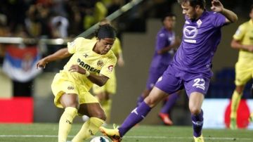 El jugador del Villarreal Giovani Dos Santos (izda), trata de hacerse con el balón ante el acoso del jugador del Fiorentina Ljajic