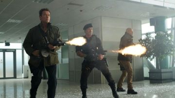 Arnold Schwarzenegger, Sylvester Stallone y Bruce Willis en una trepidante escena de 'The Expendables 2'.