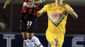 Darwin Pinzón (der.), del Sporting San Miguelito, disputa el balón con Jesús Molina, anoche, en Panamá.