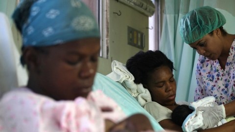 Mujeres amamantan a sus bebés  en el Hospital Antonio Musa en San Pedro de Macorís, República Dominicana, donde dieron a luz.
