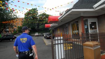 Desde horas tempranas del miércoles, policías custodiaban el restaurante, localizado en la avenida Hillside en Queens.