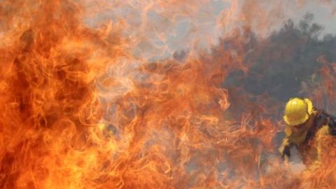 Un bombero combate las llamas en Cabazon, en el sur de California.