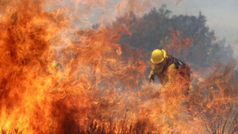 Un bombero combate las llamas en Cabazon, en el sur de California.