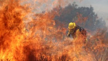 Un bombero combate las llamas en Cabazon, en el sur de California.